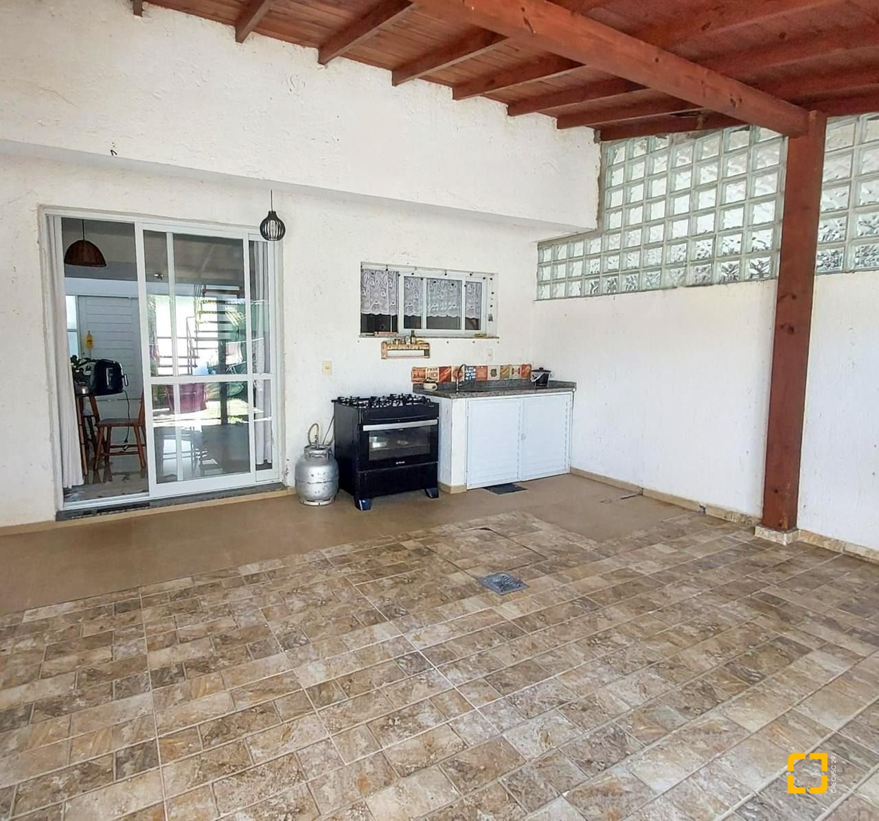 Casa com 99m², 4 quartos (sendo 2 suítes), 2 garagens, no bairro Ribeirão da Ilha em Florianópolis