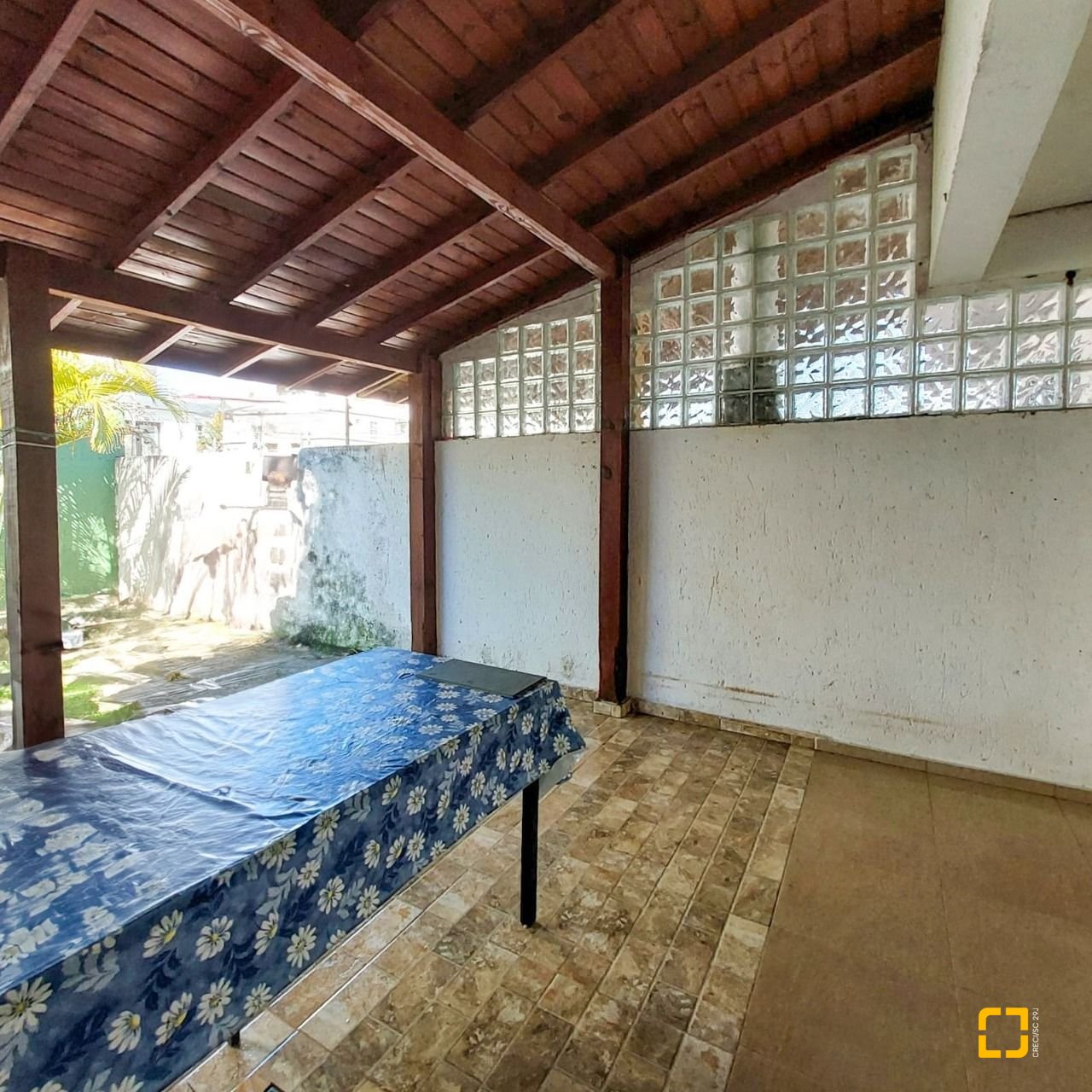 Casa com 99m², 4 quartos (sendo 2 suítes), 2 garagens, no bairro Ribeirão da Ilha em Florianópolis