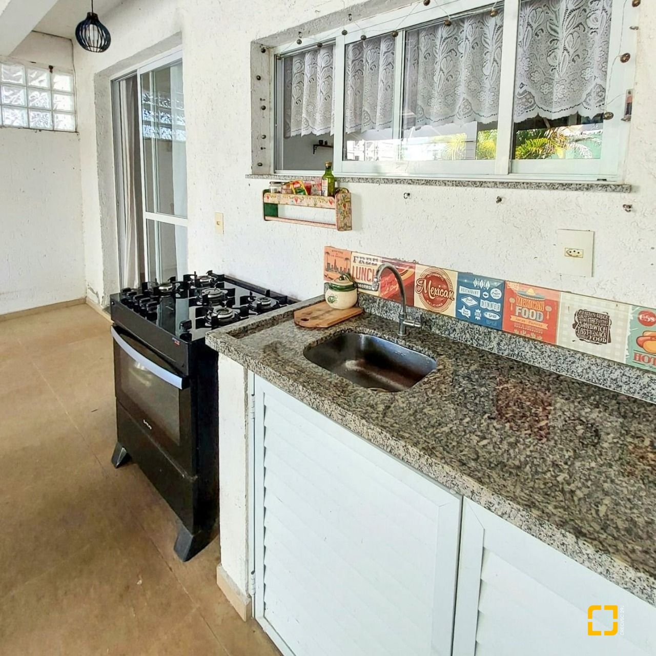 Casa com 99m², 4 quartos (sendo 2 suítes), 2 garagens, no bairro Ribeirão da Ilha em Florianópolis