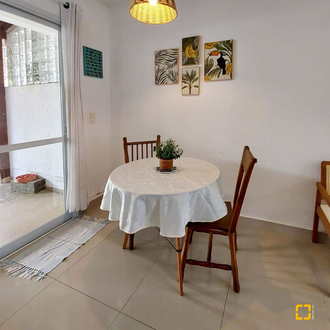 Casa com 99m², 4 quartos (sendo 2 suítes), 2 garagens, no bairro Ribeirão da Ilha em Florianópolis