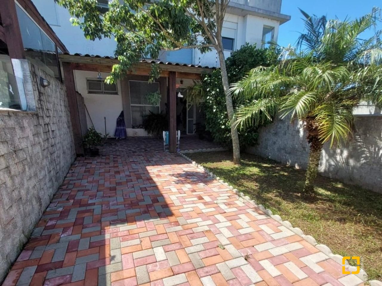 Casa com 99m², 4 quartos (sendo 2 suítes), 2 garagens, no bairro Ribeirão da Ilha em Florianópolis