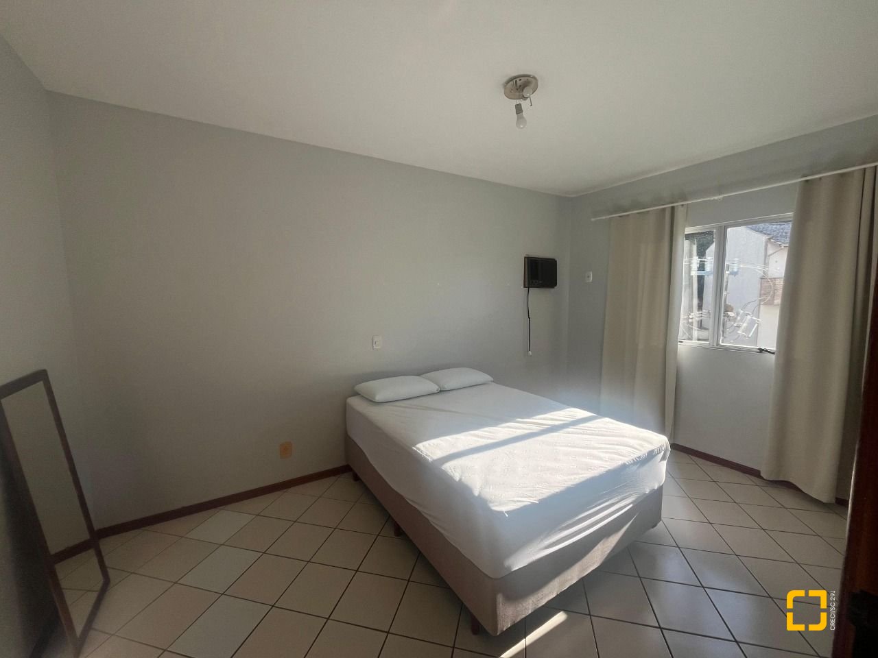 Apartamento com 45m², 2 quartos (sendo 1 suíte), 1 garagem, no bairro Carvoeira em Florianópolis