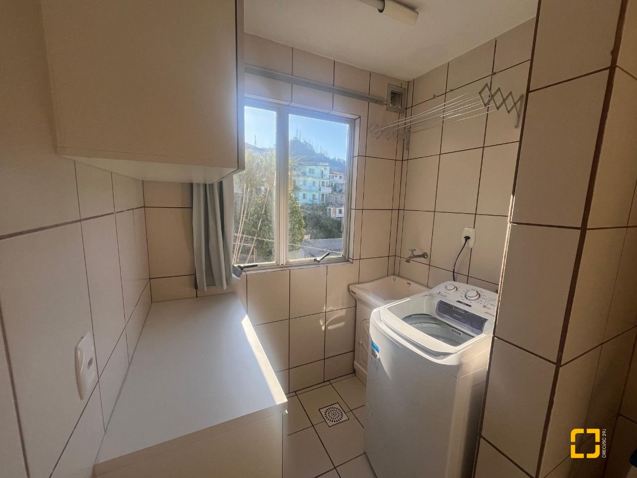 Apartamento com 45m², 2 quartos (sendo 1 suíte), 1 garagem, no bairro Carvoeira em Florianópolis