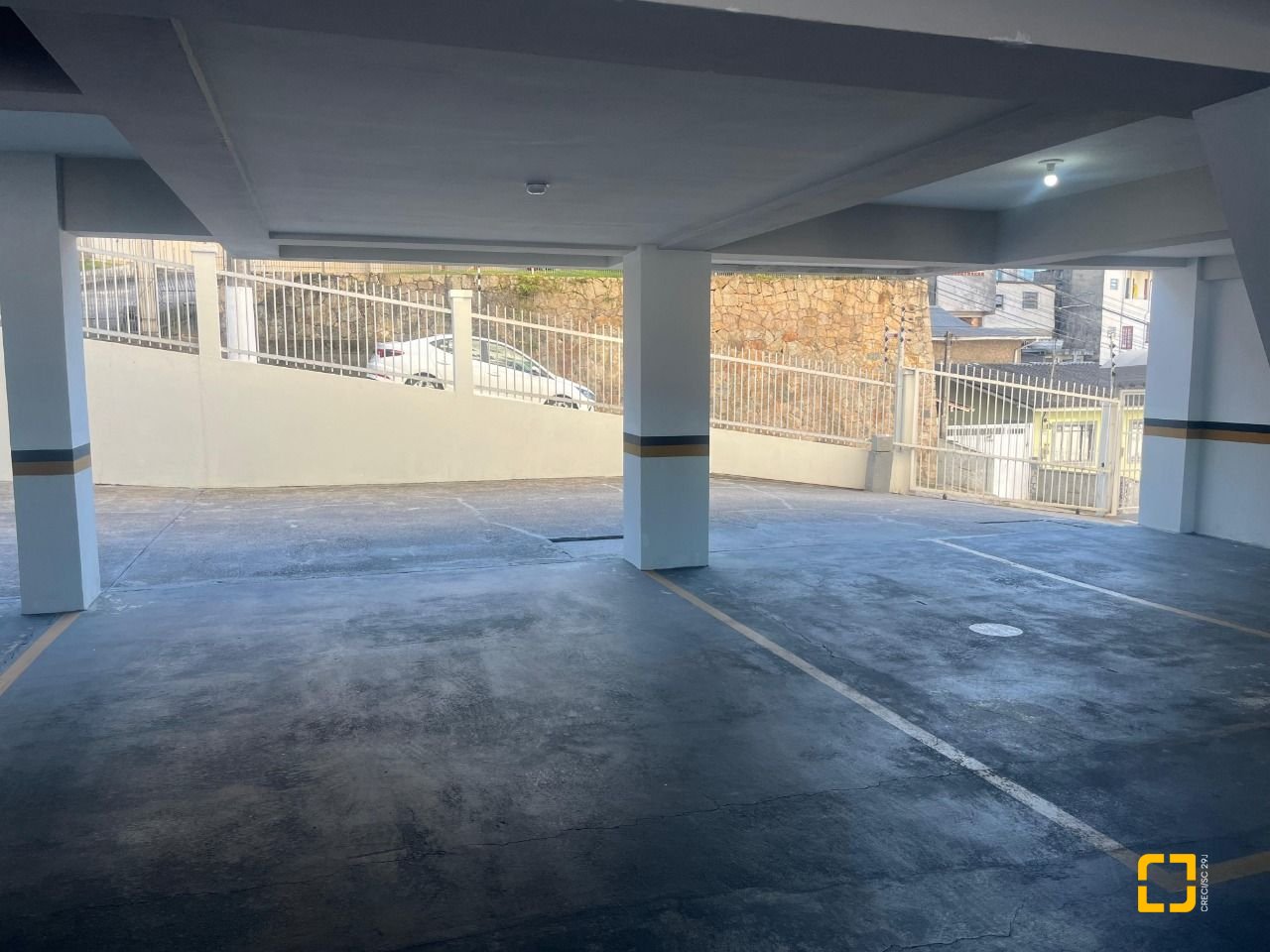 Apartamento com 45m², 2 quartos (sendo 1 suíte), 1 garagem, no bairro Carvoeira em Florianópolis