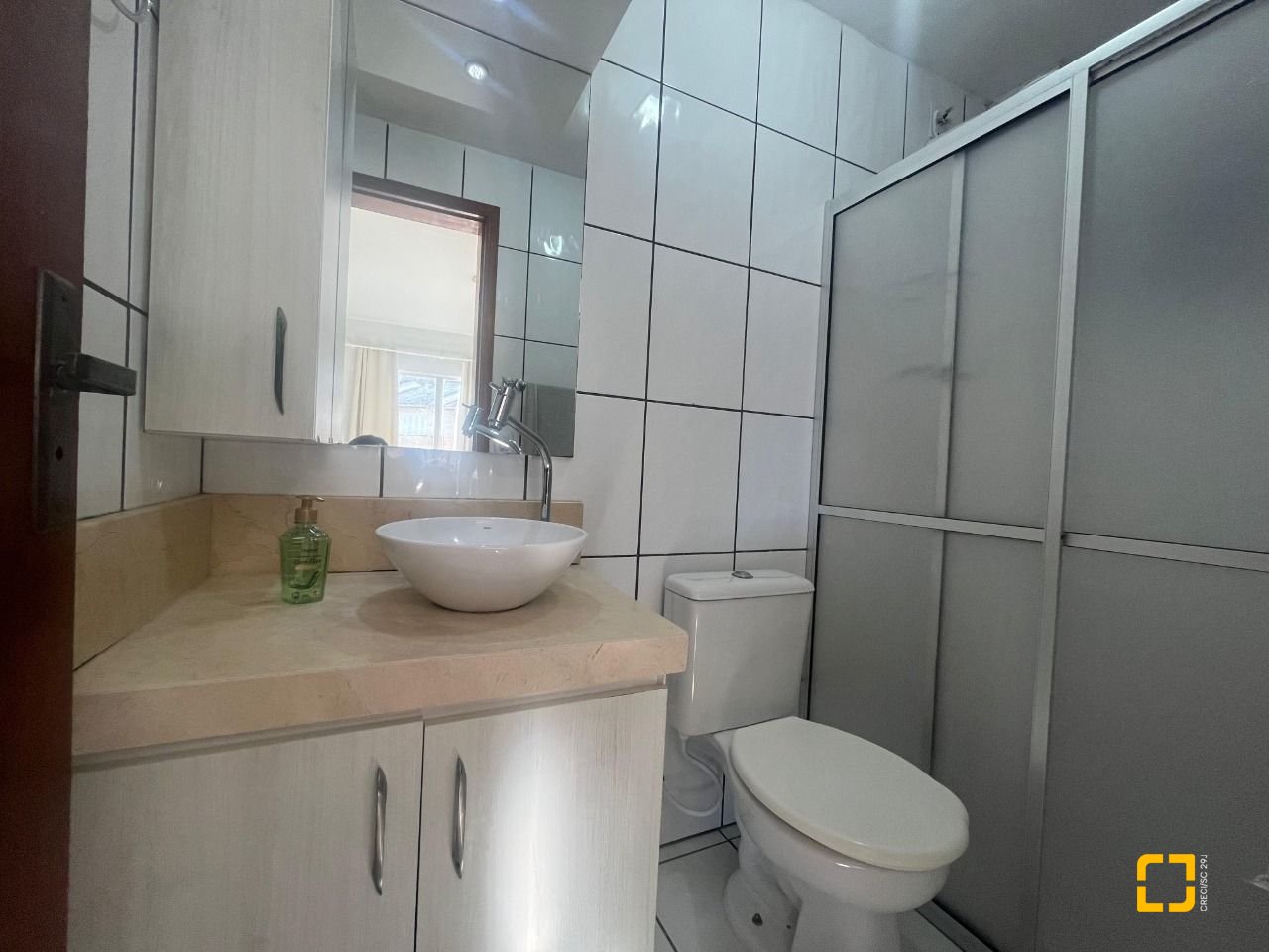 Apartamento com 45m², 2 quartos (sendo 1 suíte), 1 garagem, no bairro Carvoeira em Florianópolis