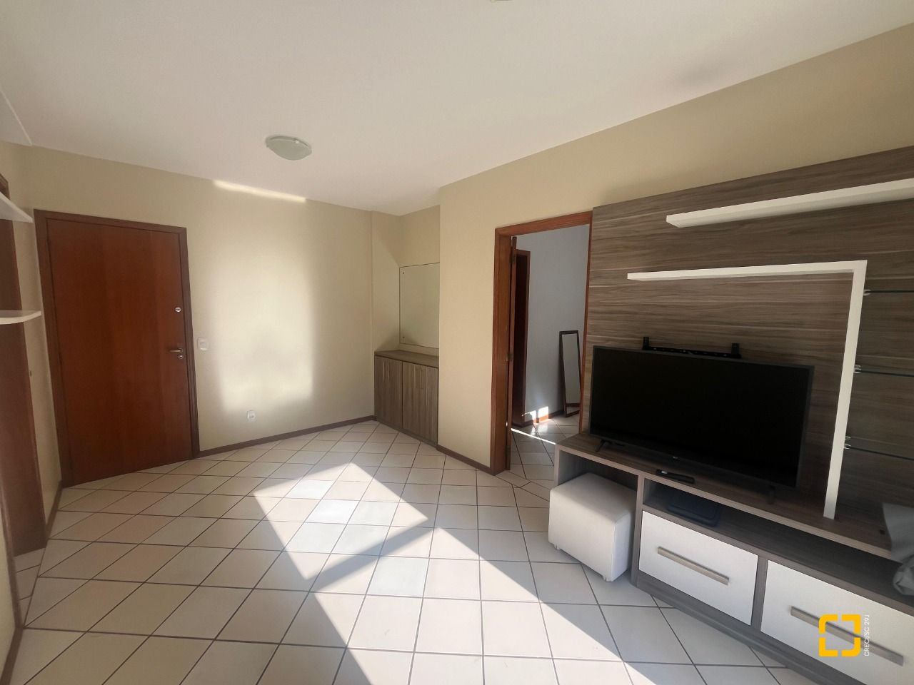 Apartamento com 45m², 2 quartos (sendo 1 suíte), 1 garagem, no bairro Carvoeira em Florianópolis