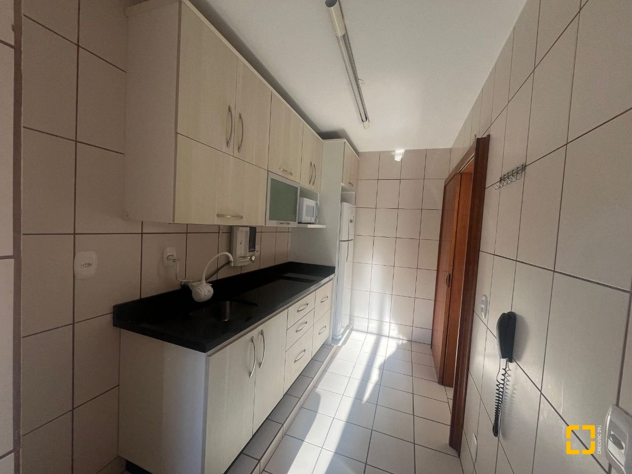 Apartamento com 45m², 2 quartos (sendo 1 suíte), 1 garagem, no bairro Carvoeira em Florianópolis