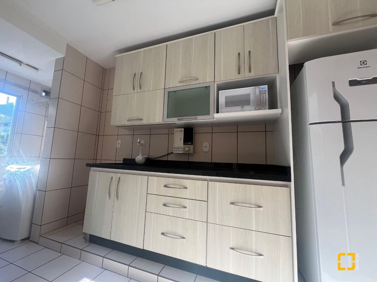 Apartamento com 45m², 2 quartos (sendo 1 suíte), 1 garagem, no bairro Carvoeira em Florianópolis
