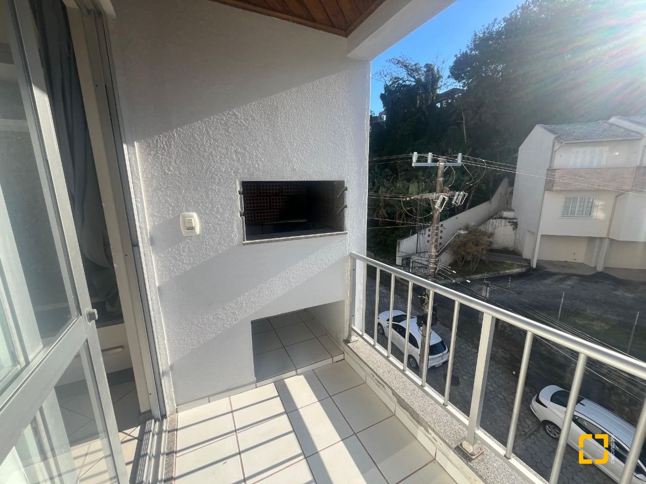 Apartamento com 45m², 2 quartos (sendo 1 suíte), 1 garagem, no bairro Carvoeira em Florianópolis