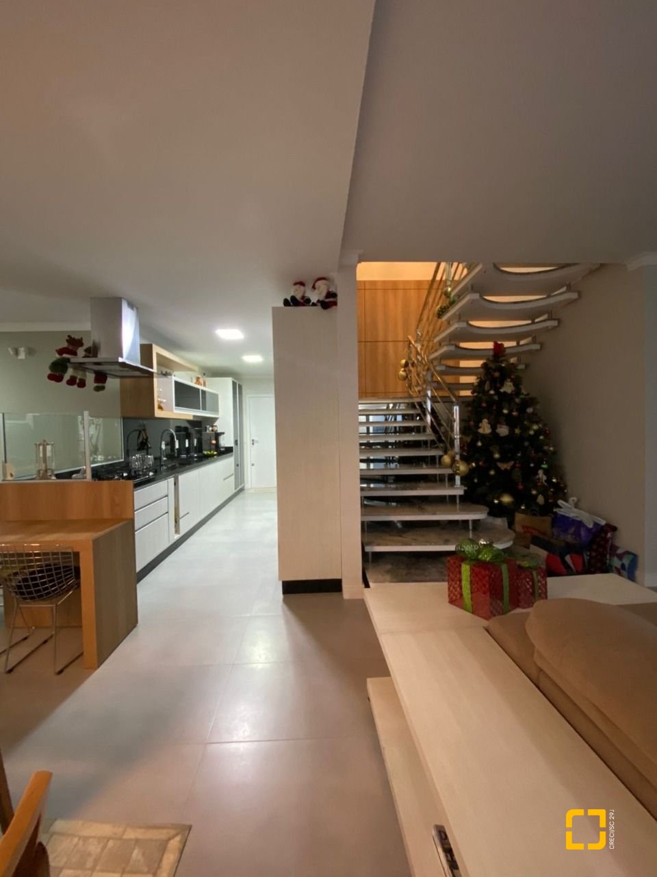 Casa com 365m², 6 quartos (sendo 3 suítes), 11 garagens, no bairro Beiramar em Florianópolis
