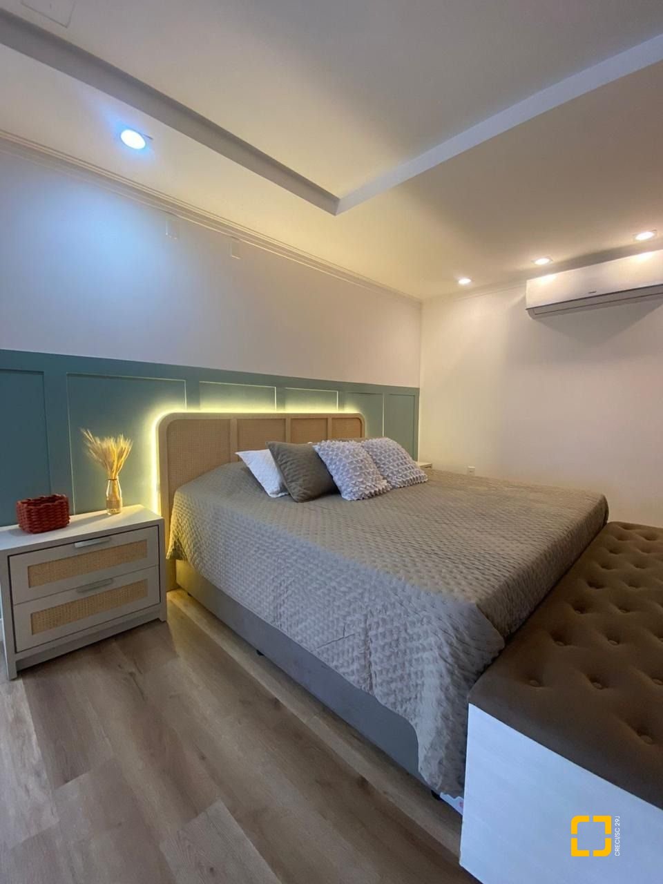 Casa com 365m², 6 quartos (sendo 3 suítes), 11 garagens, no bairro Beiramar em Florianópolis