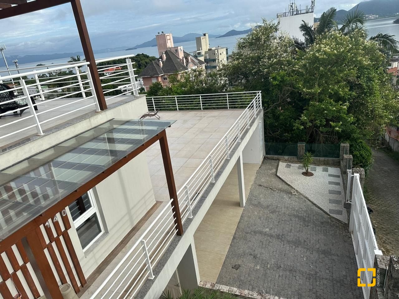 Casa com 365m², 6 quartos (sendo 3 suítes), 11 garagens, no bairro Beiramar em Florianópolis