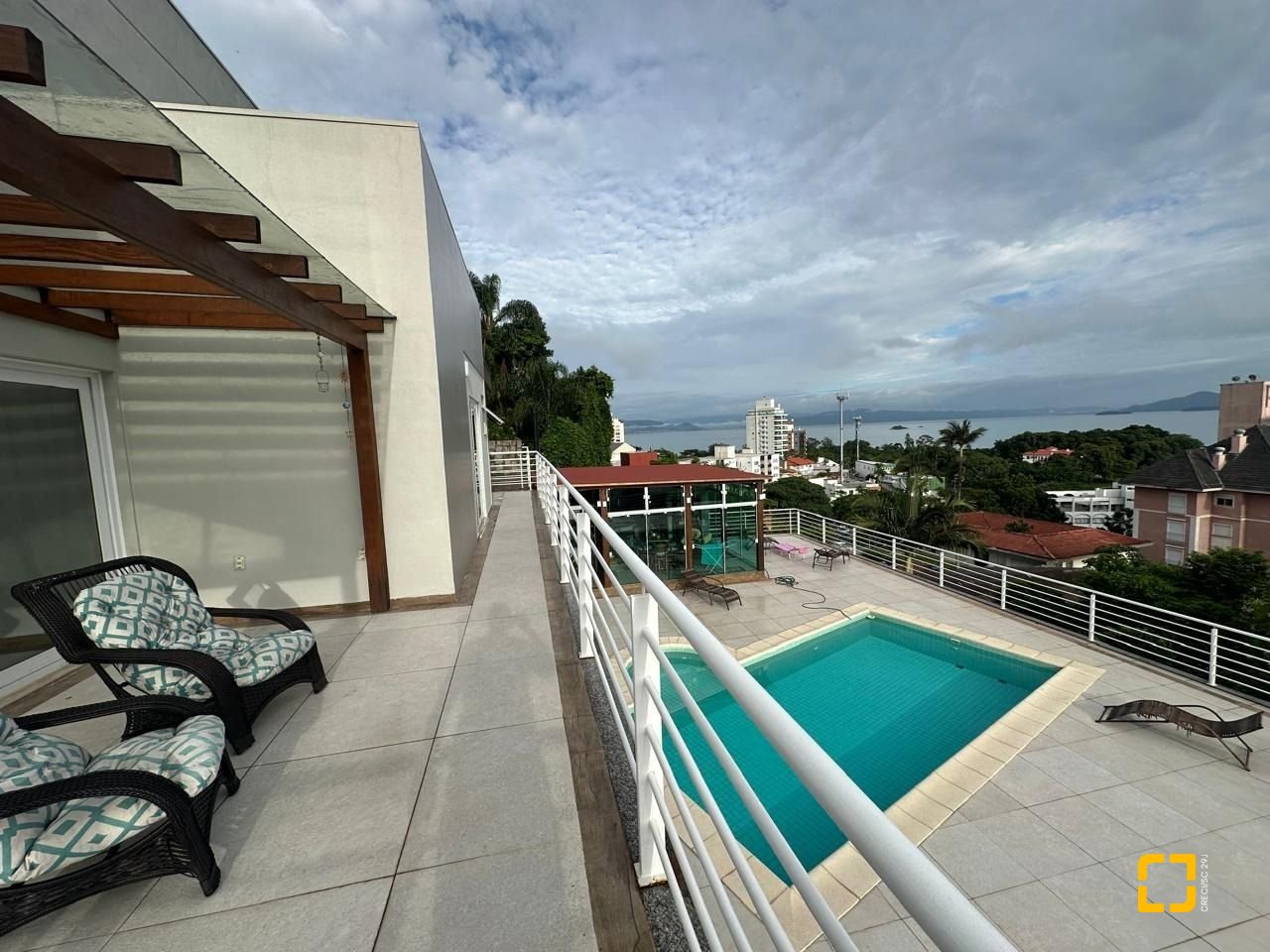 Casa com 365m², 6 quartos (sendo 3 suítes), 11 garagens, no bairro Beiramar em Florianópolis