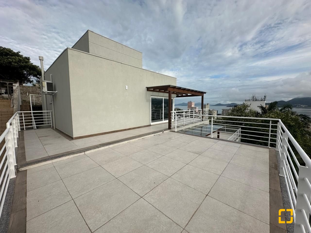Casa com 365m², 6 quartos (sendo 3 suítes), 11 garagens, no bairro Beiramar em Florianópolis