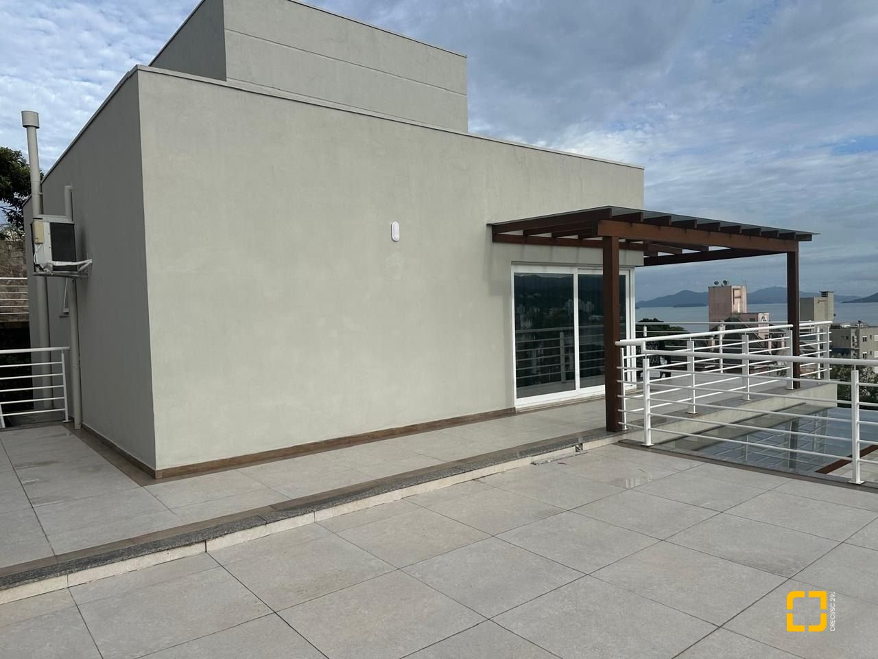 Casa com 365m², 6 quartos (sendo 3 suítes), 11 garagens, no bairro Beiramar em Florianópolis
