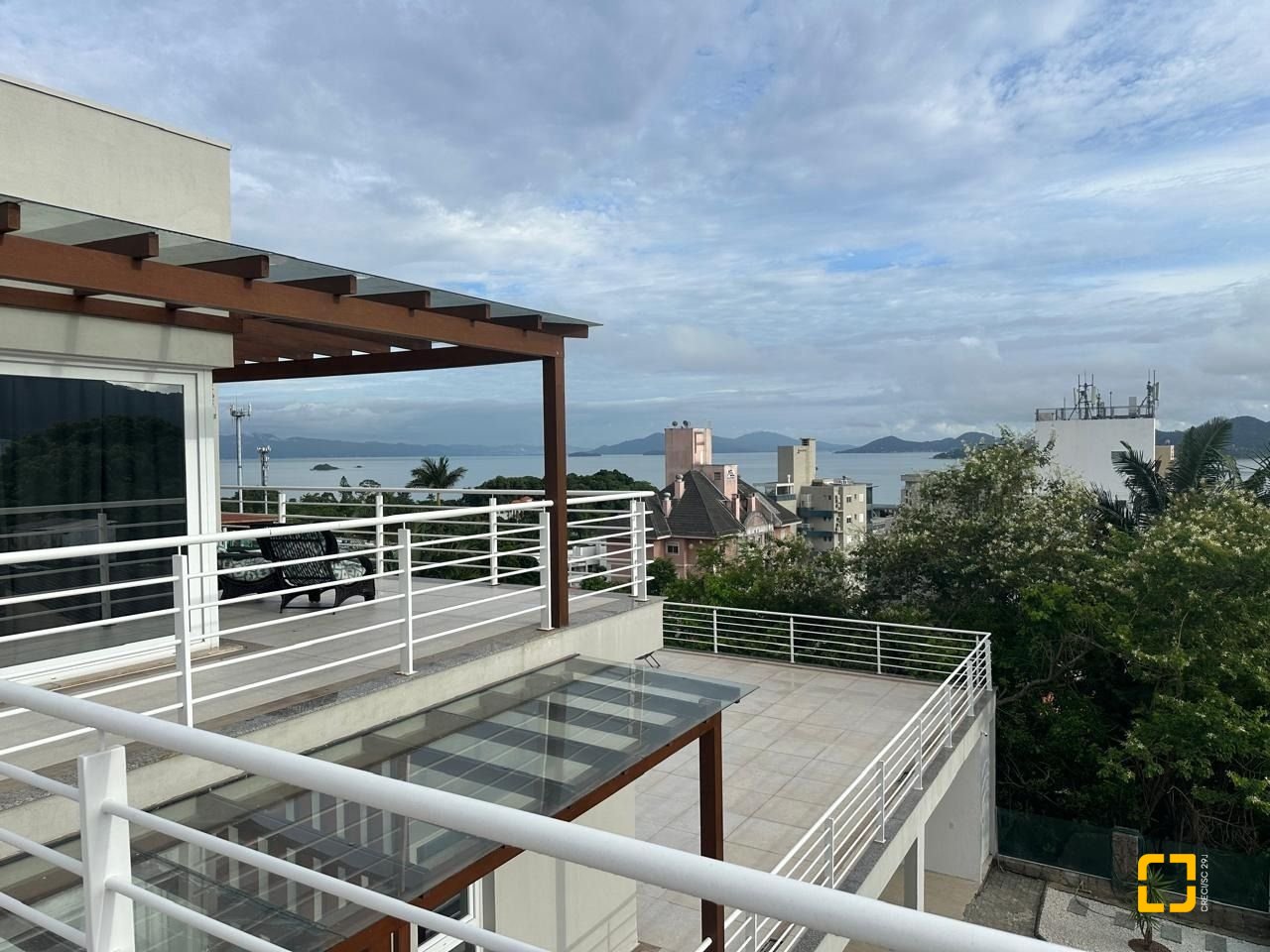 Casa com 365m², 6 quartos (sendo 3 suítes), 11 garagens, no bairro Beiramar em Florianópolis