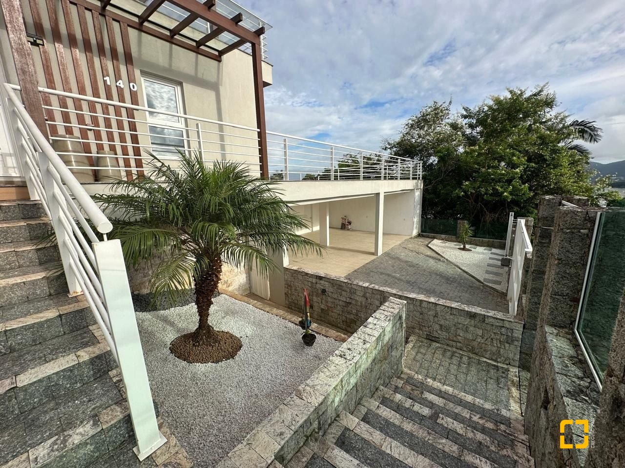 Casa com 365m², 6 quartos (sendo 3 suítes), 11 garagens, no bairro Beiramar em Florianópolis