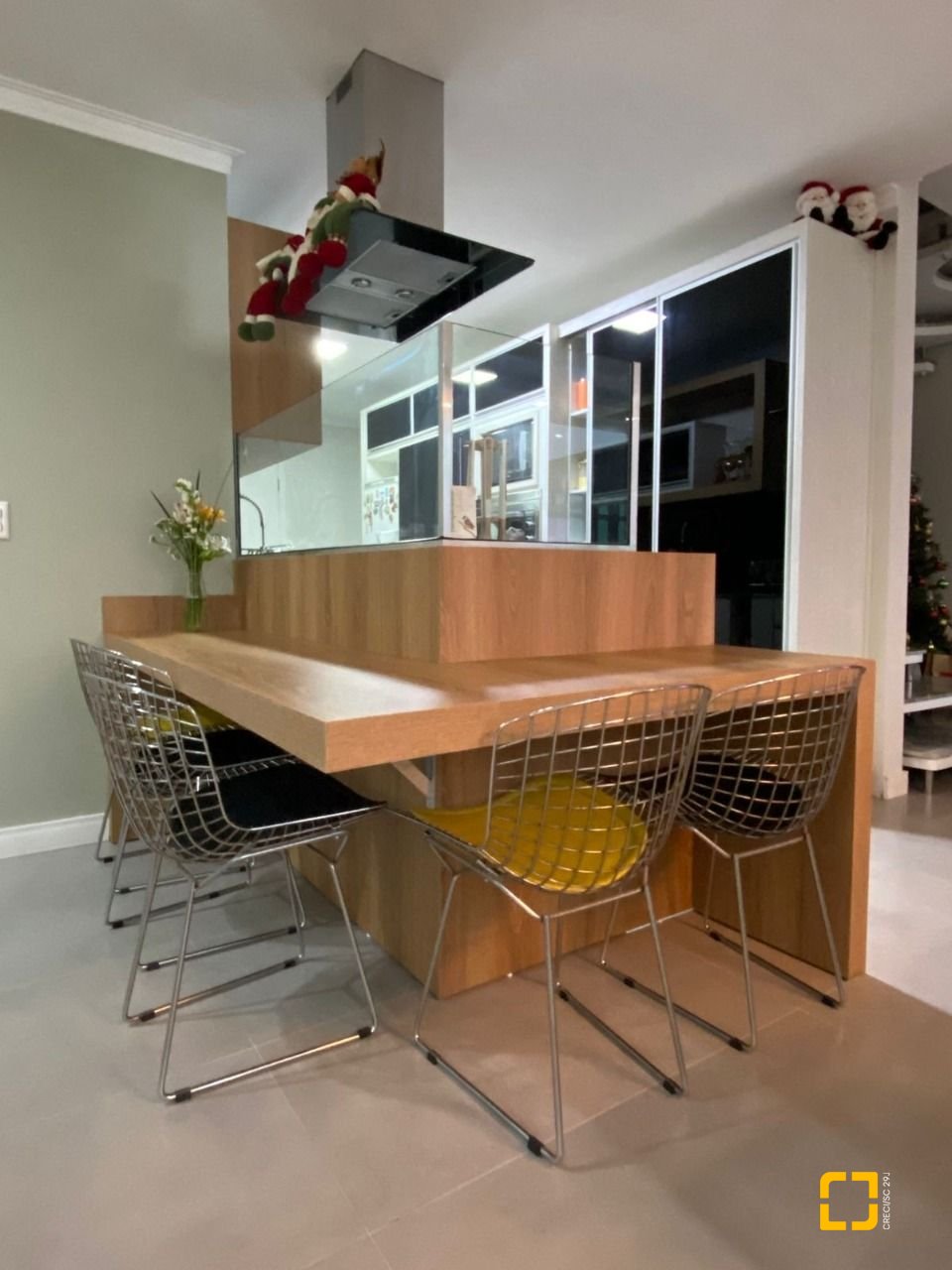 Casa com 365m², 3 quartos (sendo 3 suítes), 11 garagens, no bairro Beiramar em Florianópolis