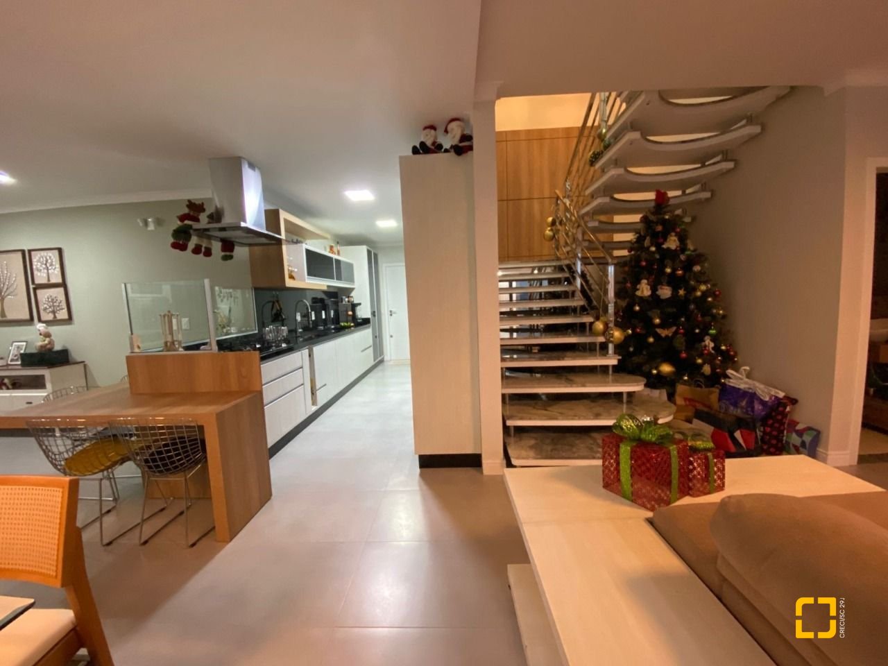 Casa com 365m², 3 quartos (sendo 3 suítes), 11 garagens, no bairro Beiramar em Florianópolis