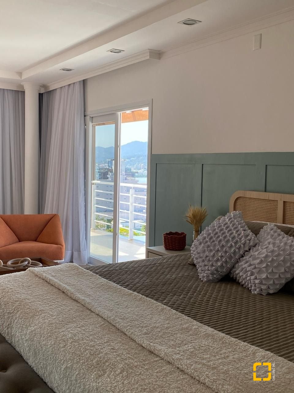 Casa com 365m², 3 quartos (sendo 3 suítes), 11 garagens, no bairro Beiramar em Florianópolis