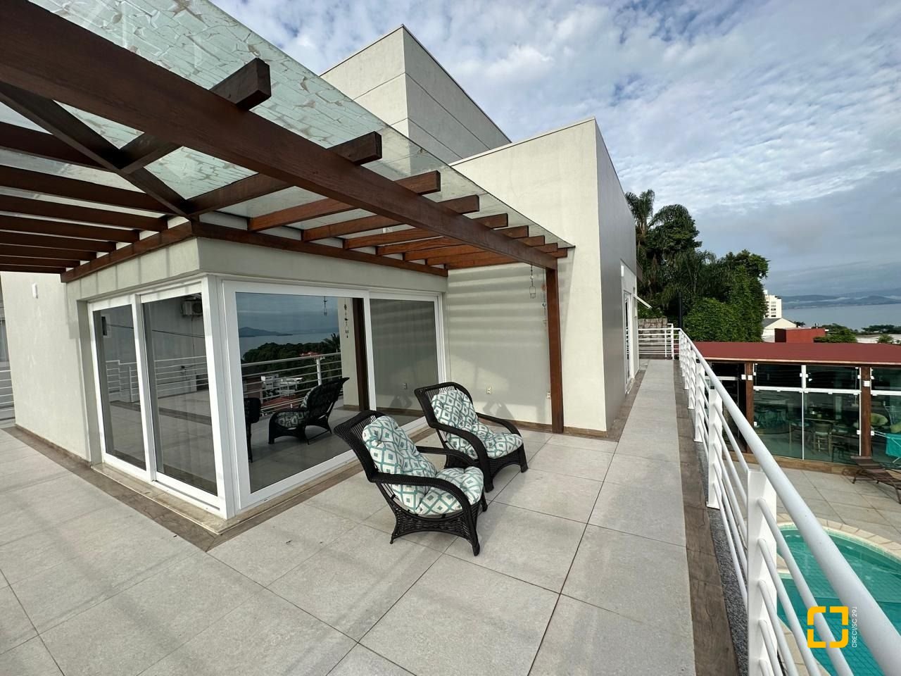 Casa com 365m², 3 quartos (sendo 3 suítes), 11 garagens, no bairro Beiramar em Florianópolis