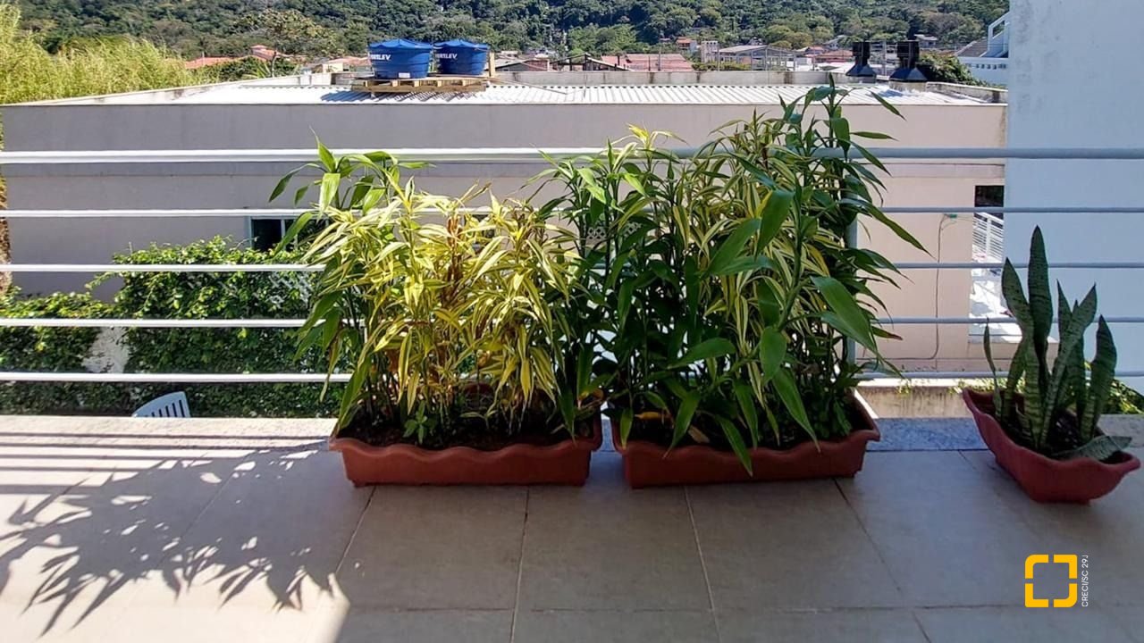 Casa com 322m², 6 quartos (sendo 3 suítes), 2 garagens, no bairro Lagoa da Conceição em Florianópolis