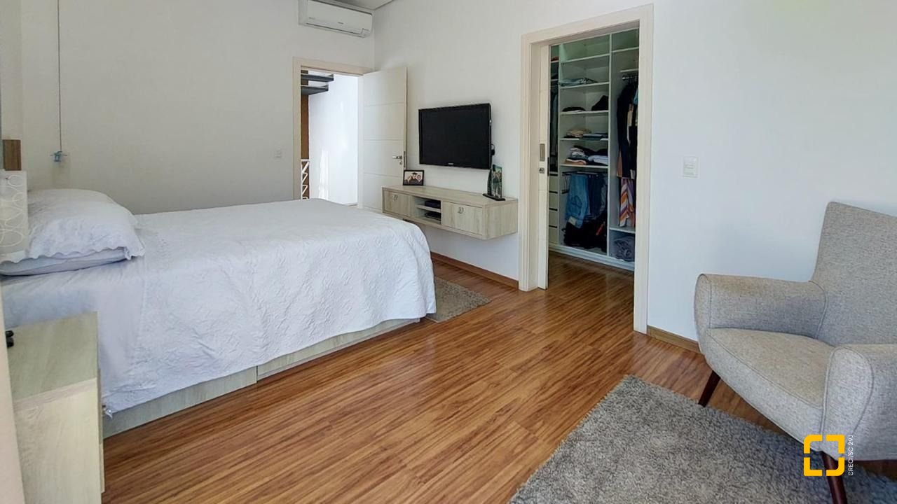 Casa com 322m², 6 quartos (sendo 3 suítes), 2 garagens, no bairro Lagoa da Conceição em Florianópolis