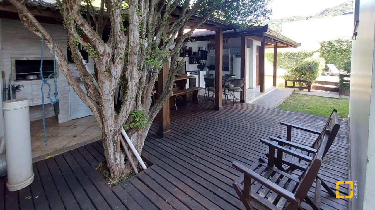 Casa com 322m², 6 quartos (sendo 3 suítes), 2 garagens, no bairro Lagoa da Conceição em Florianópolis