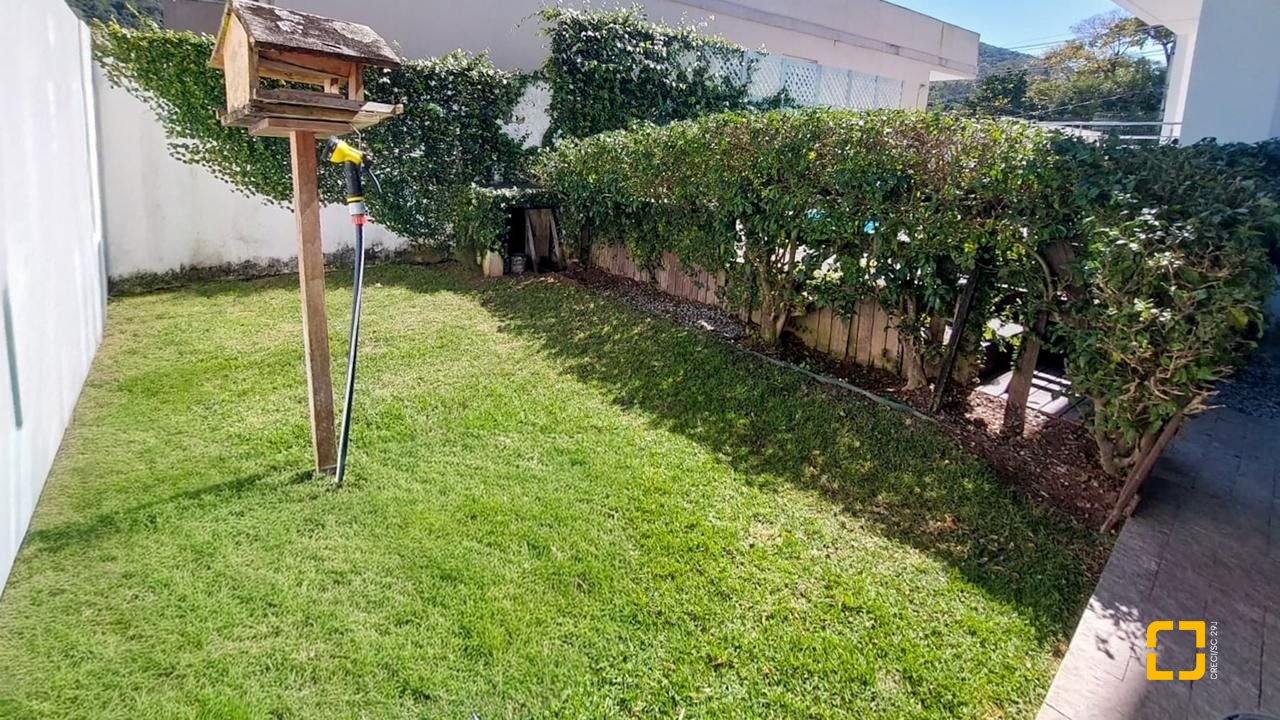 Casa com 322m², 6 quartos (sendo 3 suítes), 2 garagens, no bairro Lagoa da Conceição em Florianópolis