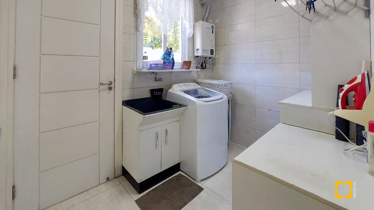 Casa com 322m², 6 quartos (sendo 3 suítes), 2 garagens, no bairro Lagoa da Conceição em Florianópolis
