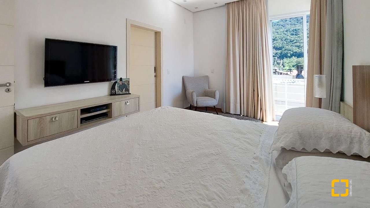 Casa com 322m², 6 quartos (sendo 3 suítes), 2 garagens, no bairro Lagoa da Conceição em Florianópolis
