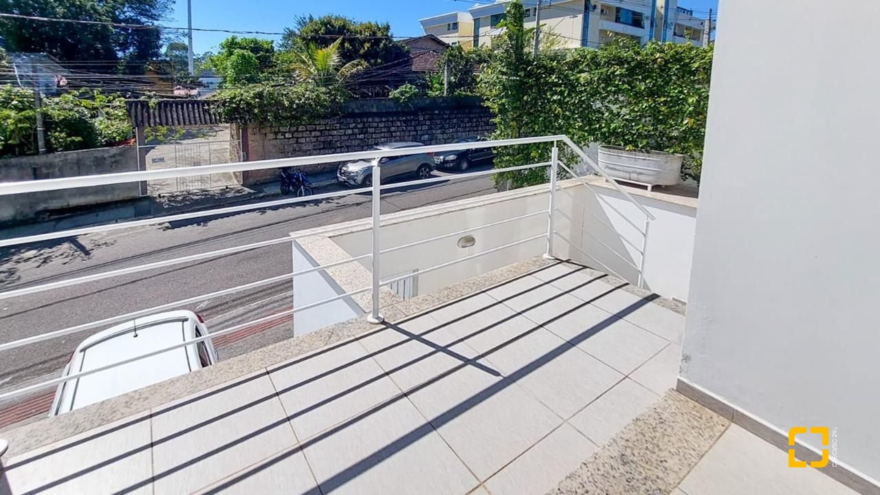 Casa com 322m², 6 quartos (sendo 3 suítes), 2 garagens, no bairro Lagoa da Conceição em Florianópolis