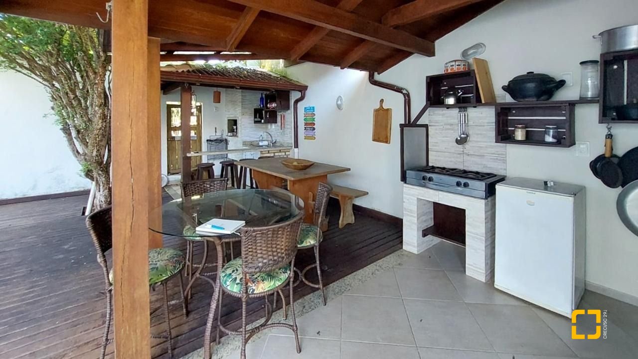 Casa com 322m², 6 quartos (sendo 3 suítes), 2 garagens, no bairro Lagoa da Conceição em Florianópolis