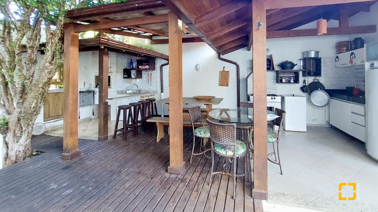 Casa com 322m², 6 quartos (sendo 3 suítes), 2 garagens, no bairro Lagoa da Conceição em Florianópolis