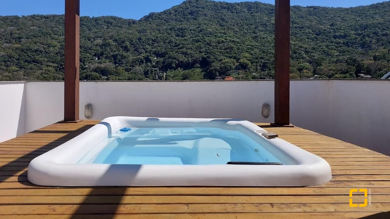 Casa com 322m², 6 quartos (sendo 3 suítes), 2 garagens, no bairro Lagoa da Conceição em Florianópolis