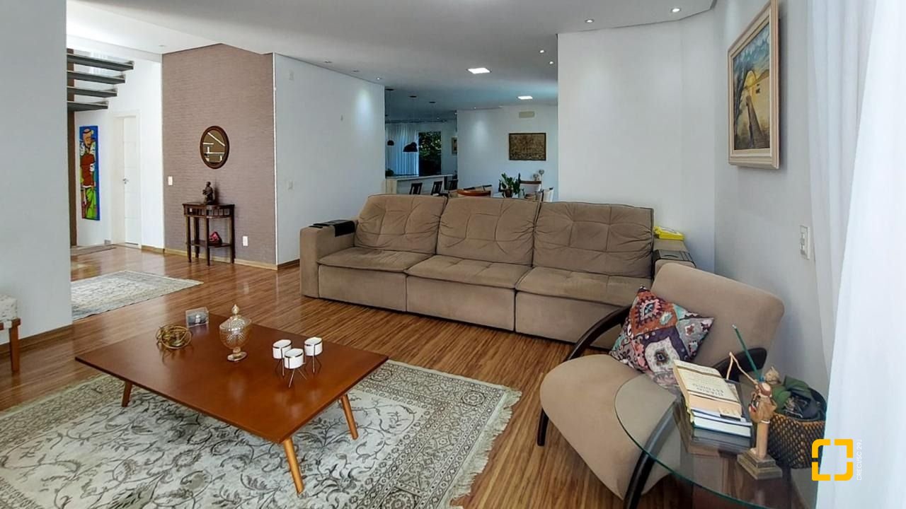 Casa com 322m², 6 quartos (sendo 3 suítes), 2 garagens, no bairro Lagoa da Conceição em Florianópolis