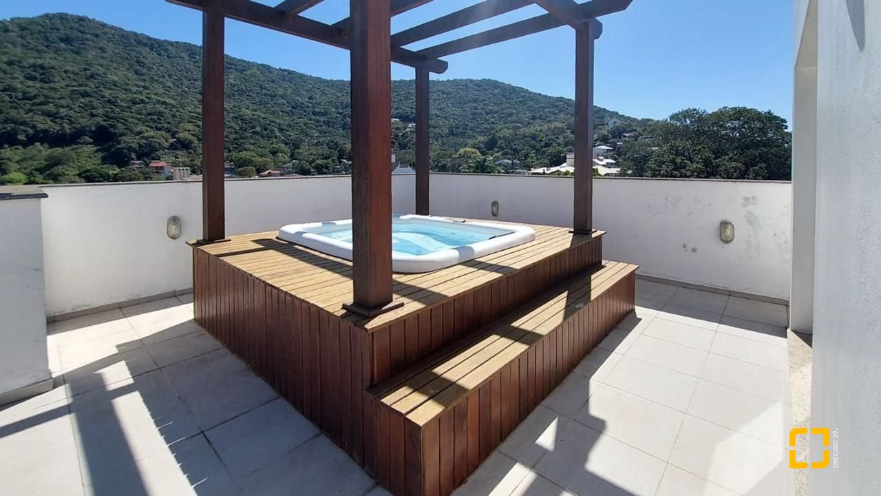 Casa com 322m², 6 quartos (sendo 3 suítes), 2 garagens, no bairro Lagoa da Conceição em Florianópolis