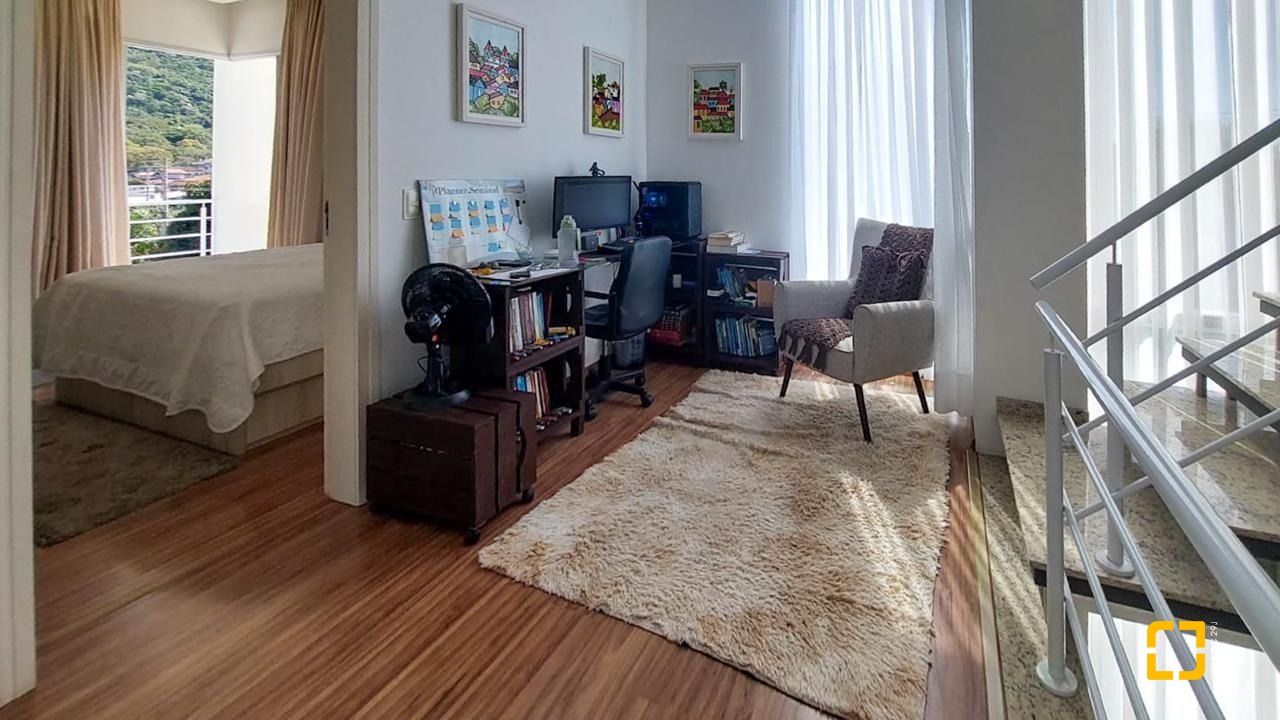Casa com 322m², 6 quartos (sendo 3 suítes), 2 garagens, no bairro Lagoa da Conceição em Florianópolis