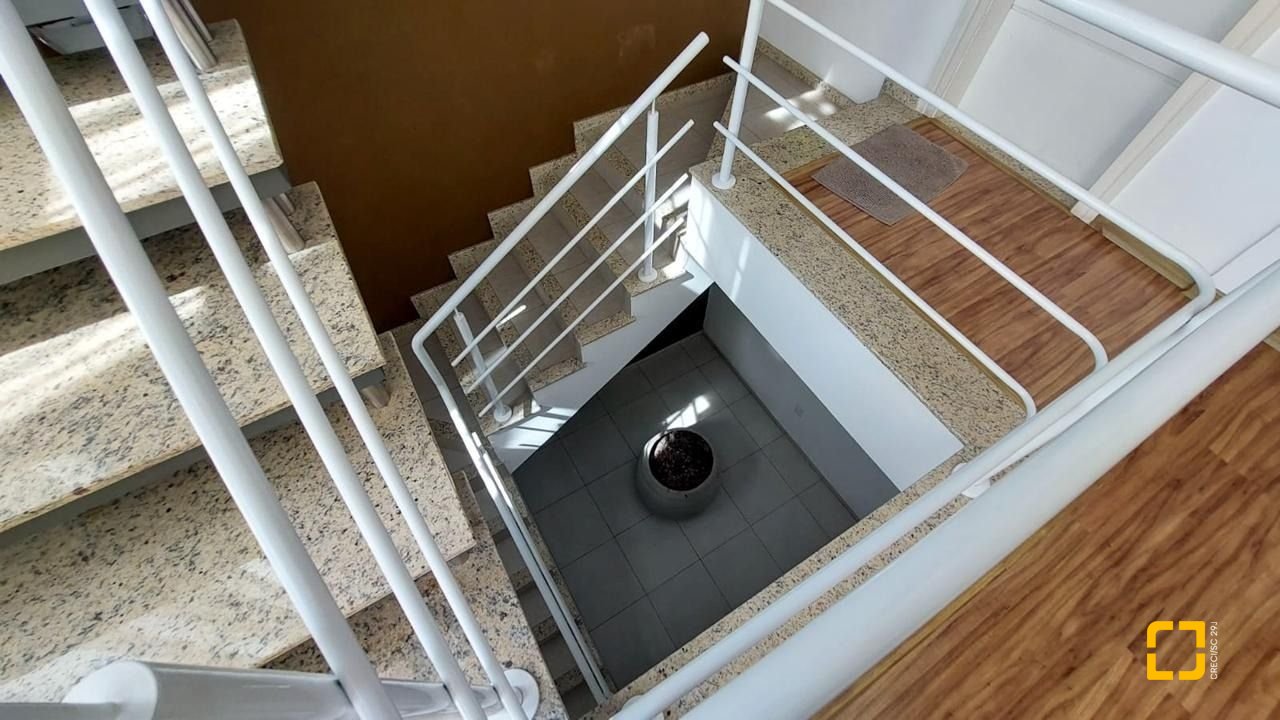Casa com 322m², 6 quartos (sendo 3 suítes), 2 garagens, no bairro Lagoa da Conceição em Florianópolis