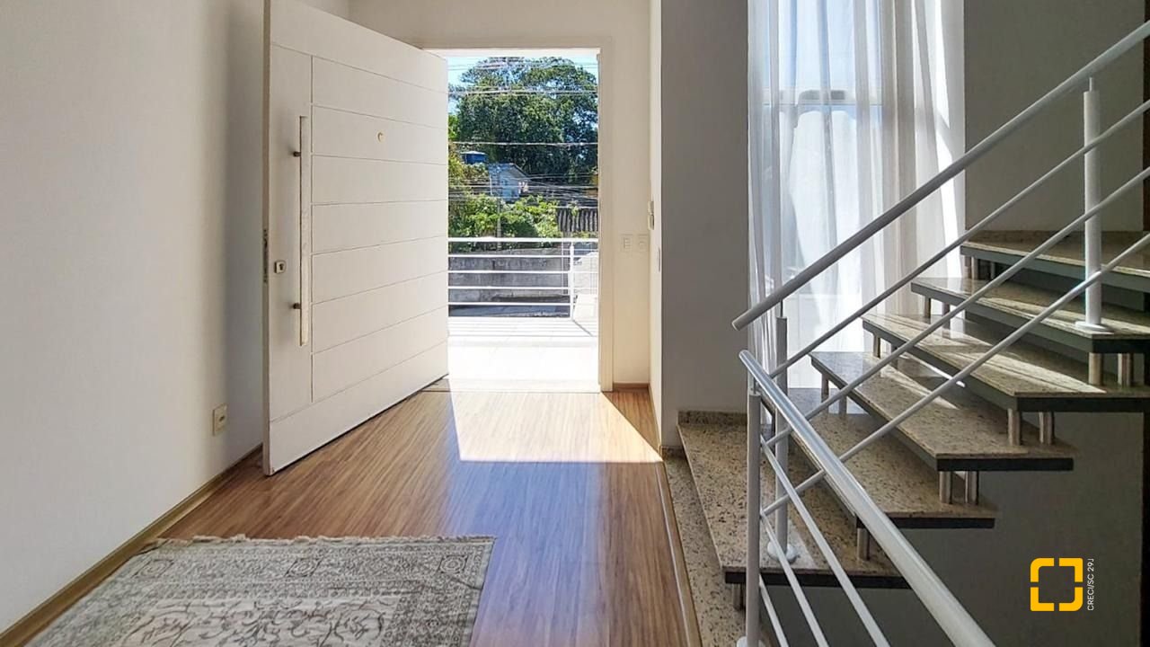 Casa com 322m², 6 quartos (sendo 3 suítes), 2 garagens, no bairro Lagoa da Conceição em Florianópolis