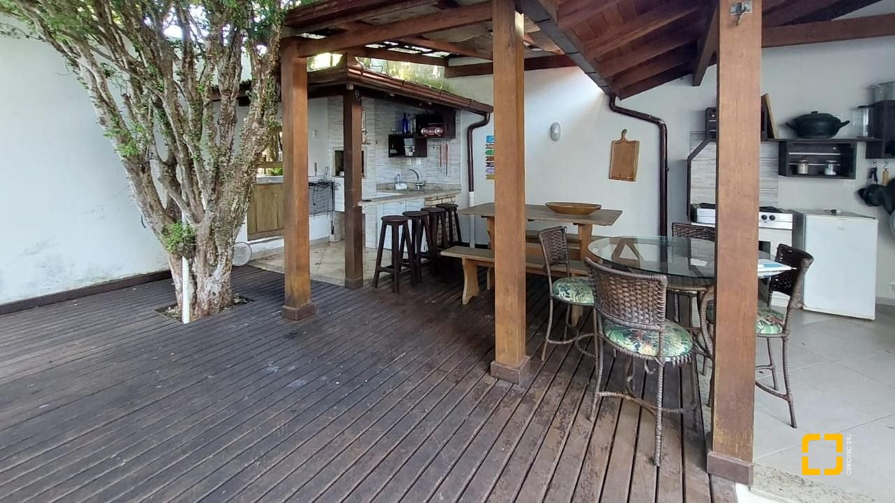 Casa com 322m², 6 quartos (sendo 3 suítes), 2 garagens, no bairro Lagoa da Conceição em Florianópolis
