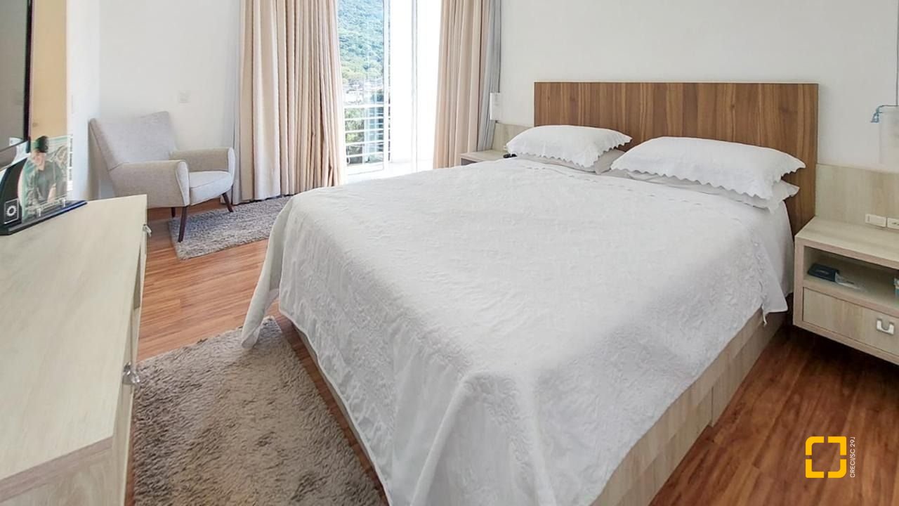 Casa com 322m², 6 quartos (sendo 3 suítes), 2 garagens, no bairro Lagoa da Conceição em Florianópolis