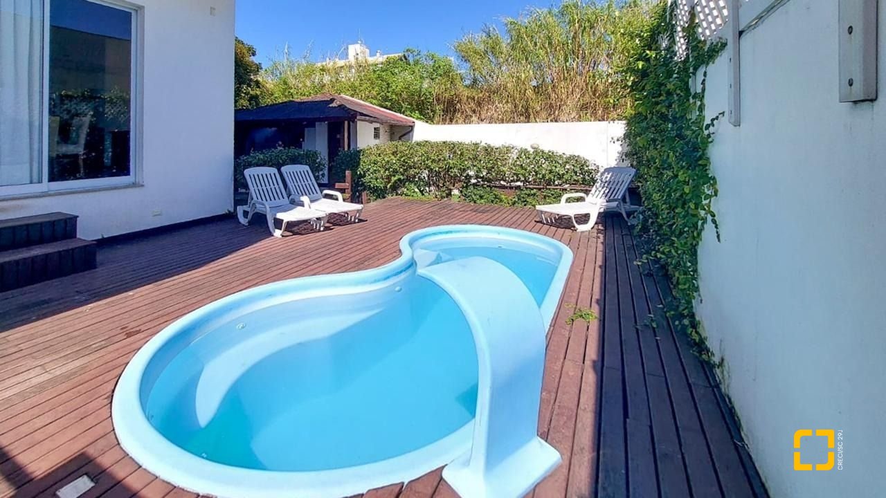 Casa com 322m², 6 quartos (sendo 3 suítes), 2 garagens, no bairro Lagoa da Conceição em Florianópolis