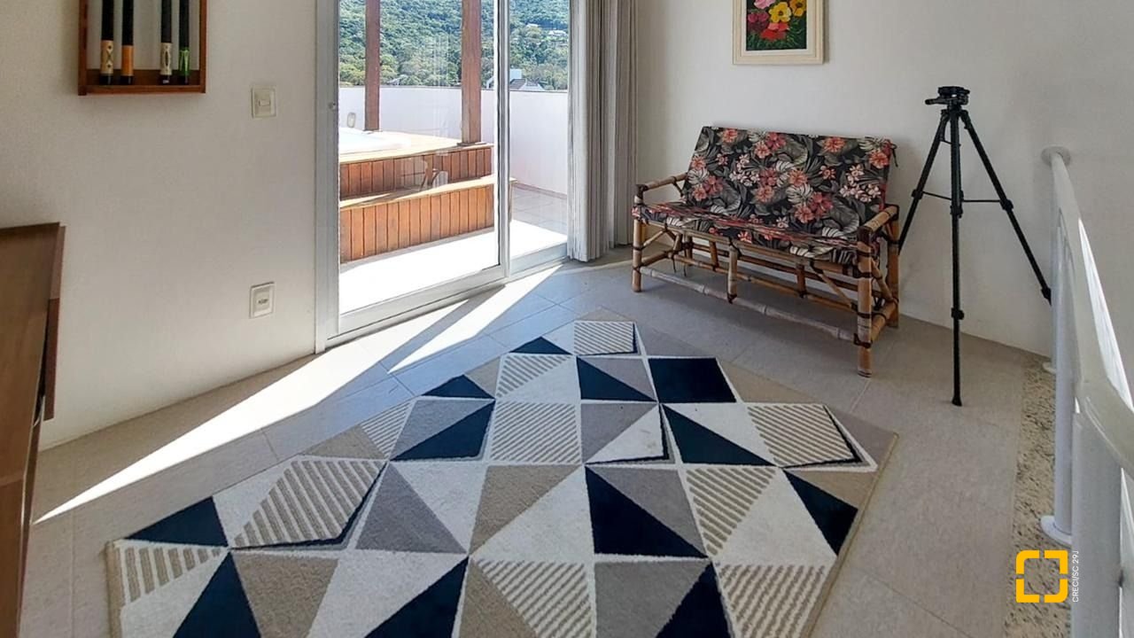 Casa com 322m², 6 quartos (sendo 3 suítes), 2 garagens, no bairro Lagoa da Conceição em Florianópolis
