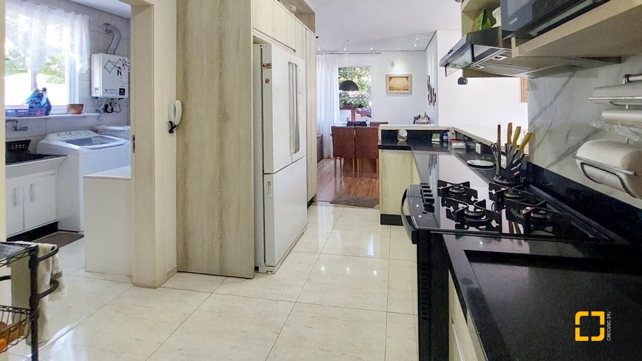 Casa com 322m², 6 quartos (sendo 3 suítes), 2 garagens, no bairro Lagoa da Conceição em Florianópolis