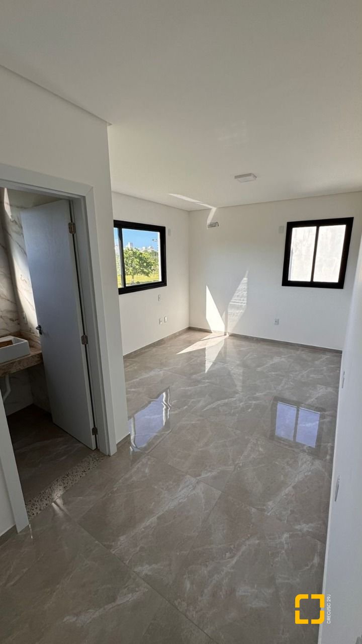Casa com 110m², 4 quartos (sendo 2 suítes), 2 garagens, no bairro Ingleses em Florianópolis