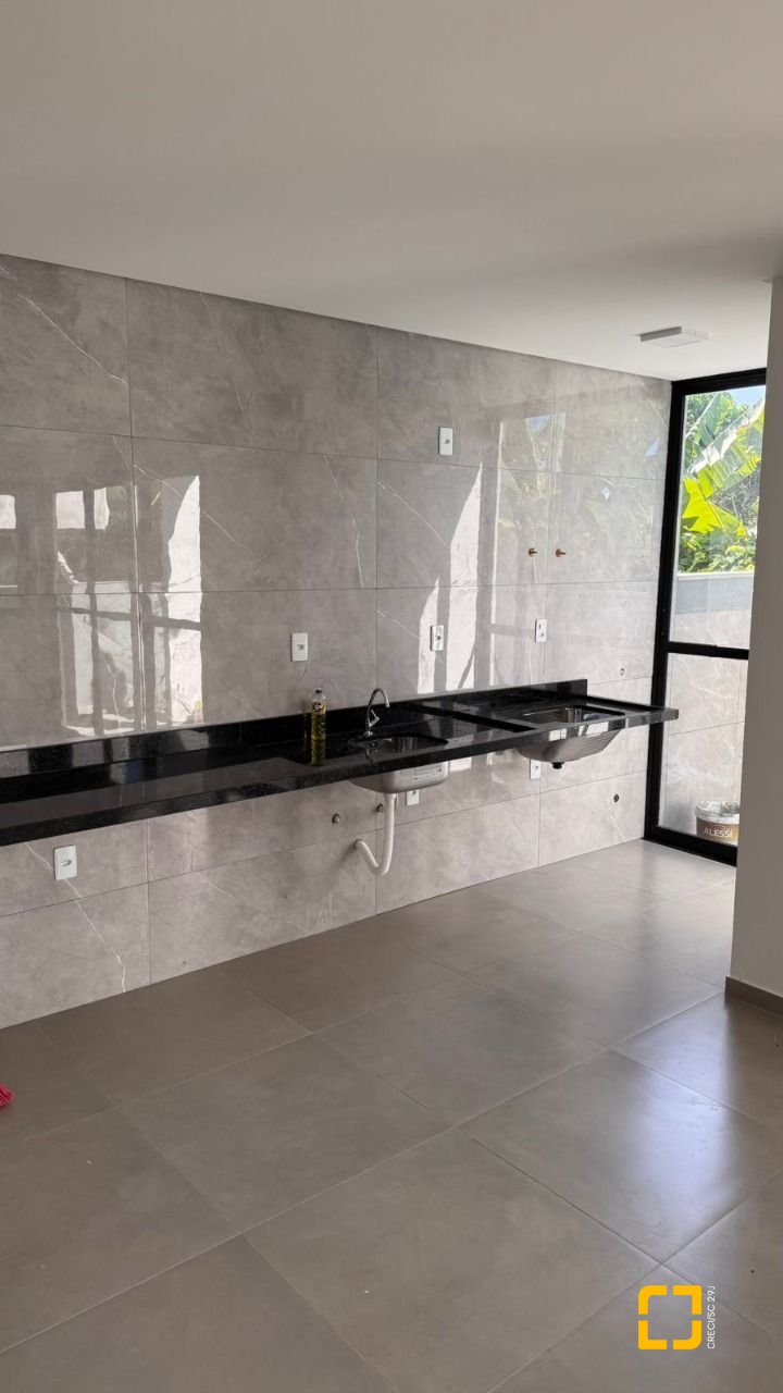 Casa com 110m², 4 quartos (sendo 2 suítes), 2 garagens, no bairro Ingleses em Florianópolis