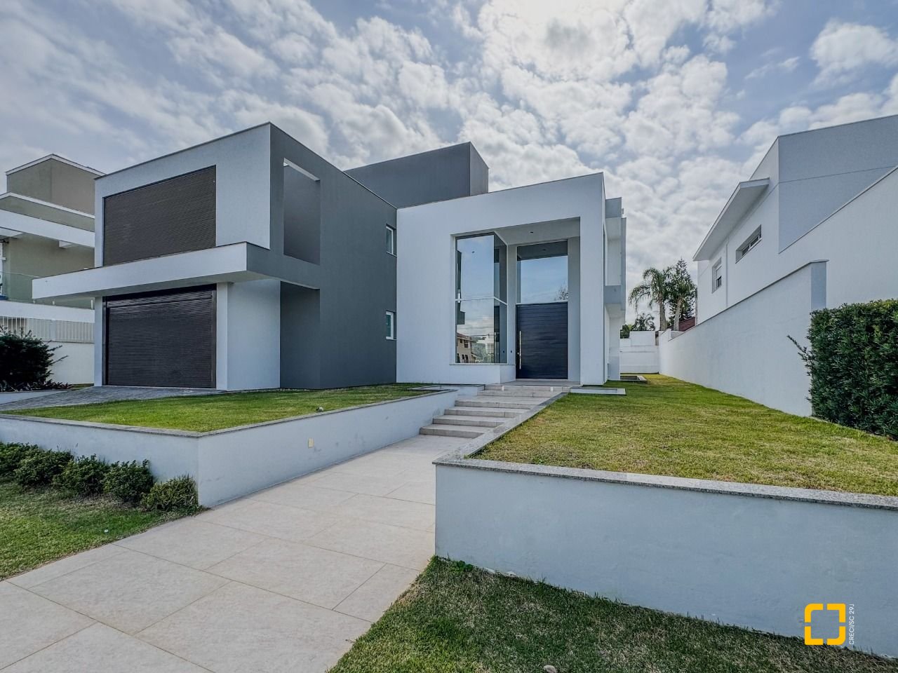 Casa com 450m², 8 quartos (sendo 4 suítes), 4 garagens, no bairro Jurerê Internacional em Florianópolis