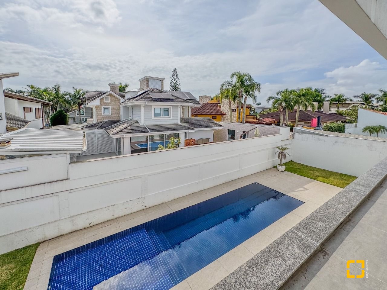 Casa com 450m², 8 quartos (sendo 4 suítes), 4 garagens, no bairro Jurerê Internacional em Florianópolis