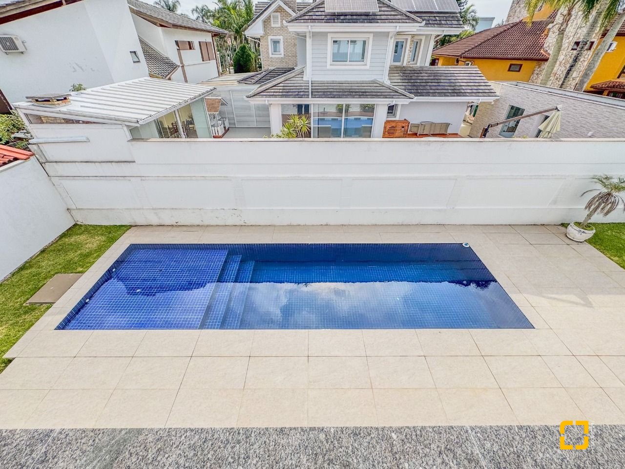 Casa com 450m², 8 quartos (sendo 4 suítes), 4 garagens, no bairro Jurerê Internacional em Florianópolis